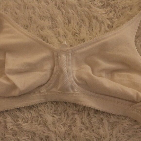 Jadee 34B bra has inserts/pockets but no pads to go with it white color 16 - Picture 7 of 8